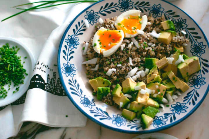 Quinoa avec huevo et aguacate pour un régime alimentaire propre