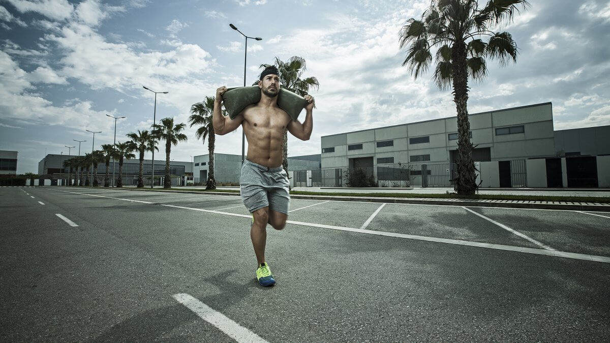 La mejor rutina que puedes hacer con un saco de arena