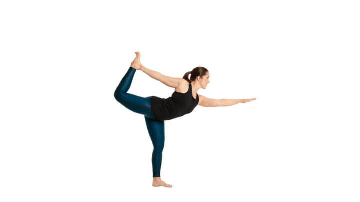 Poserar de yoga para entrenar el equilibrio
