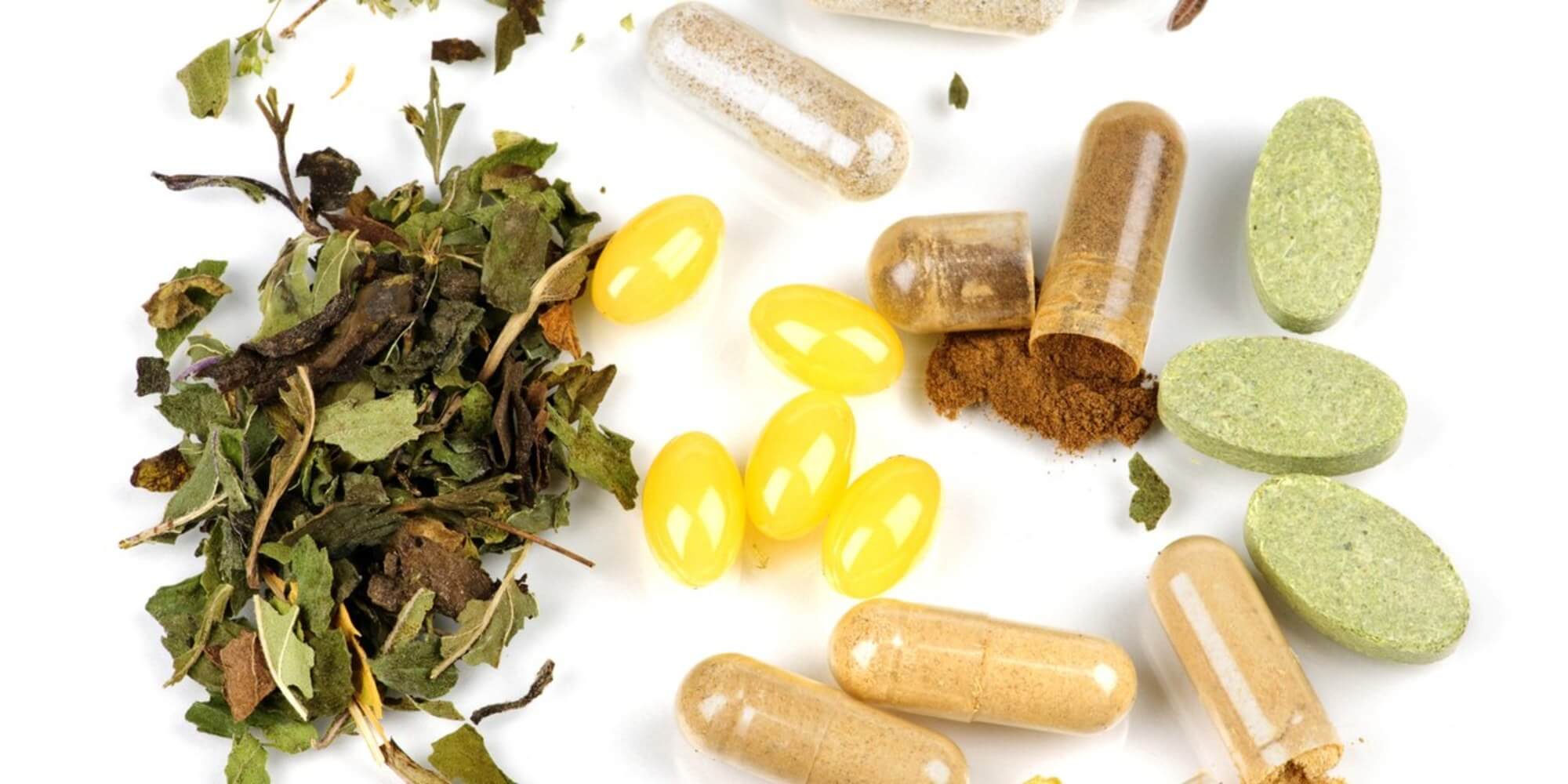 Препараты природного происхождения. Природные лекарства. Капсулы с травами. Натуральные лекарства. Таблетки из растений.