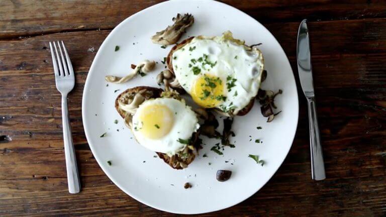 Tostadas de champiñones con huevo frito