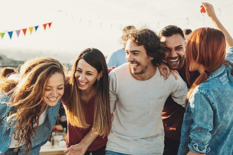 7 hábitos atemporales que siempre encontrarás en la gente feliz