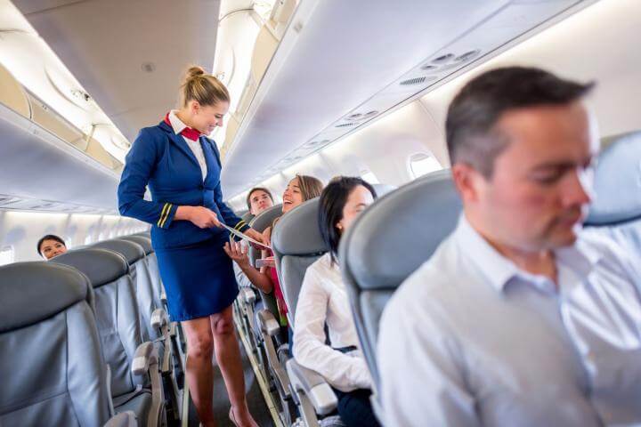 Normas de cortesía para viajar en un avión comercial