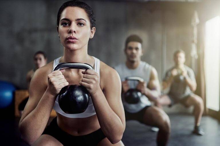 Las 3 rutinas con kettlebell aptas para todo el mundo