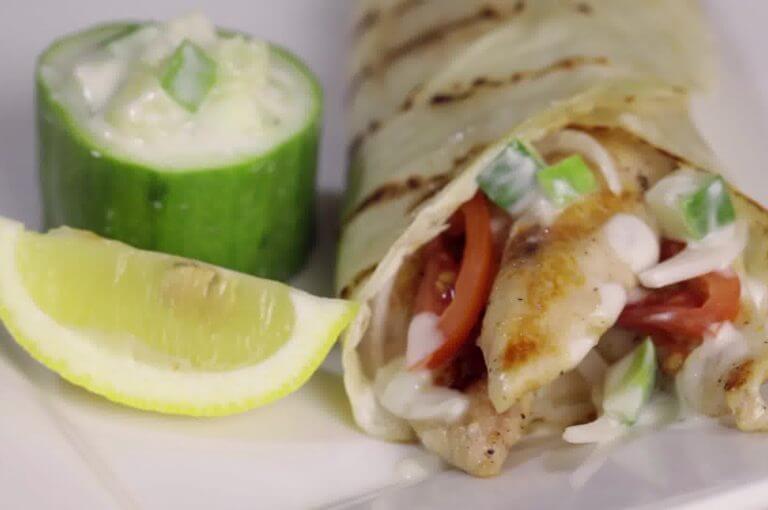 Cómo hacer gyros de pollo griegos con salsa salsa tzatziki