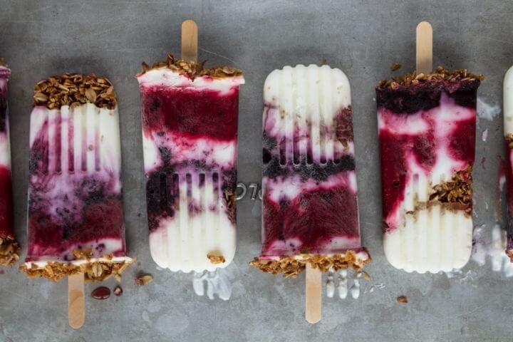 Receta de polo de yogur, granola y mora