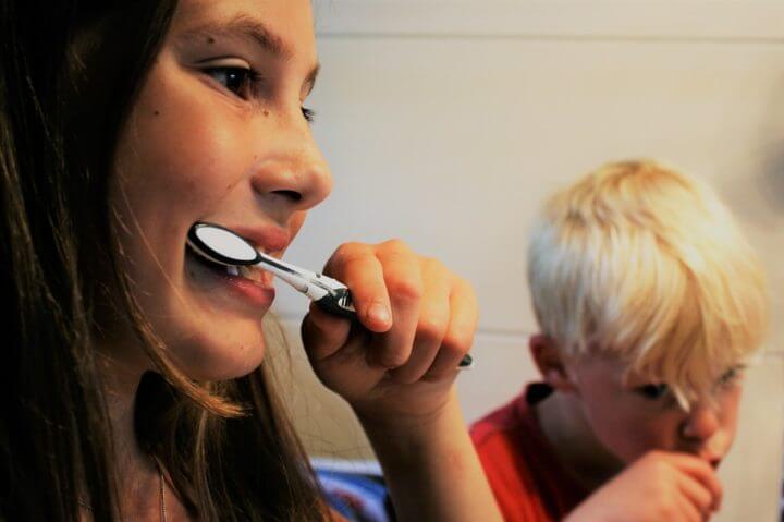 Cepillarse de manera exsiva daña el esmalte de los dientes