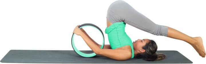 Pose de la vela con rueda de yoga