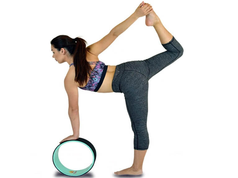Mejores poses para practicar con rueda de yoga