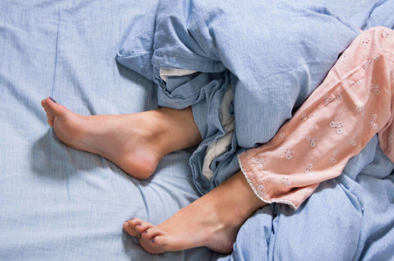 8 razones por las cuáles tus piernas se acalambran por la noche