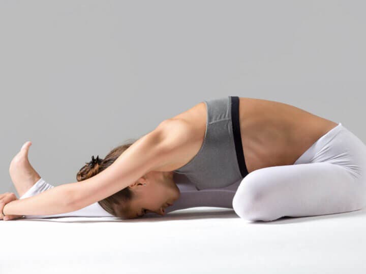 Poses de yoga ideales para hacer desde la cama