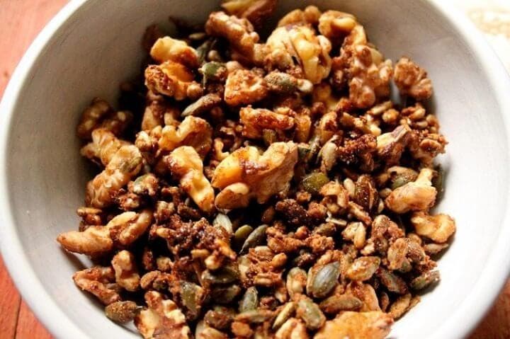 Nueces y semillas como aderezo para ensalada