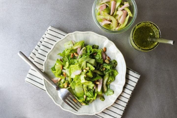 Cobertura para ensalada com verduras picadas