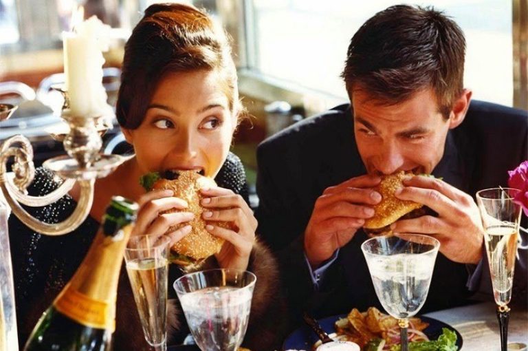 La extraña razón por la cual los hombres comen más que las mujeres