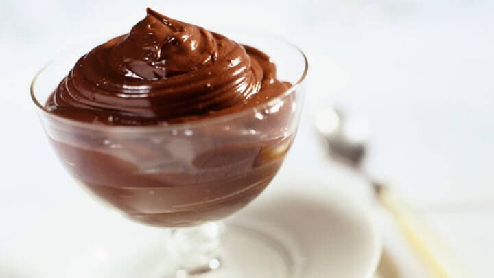 Bereiten Sie den Pudding aus Schokolade und Wasser zu?