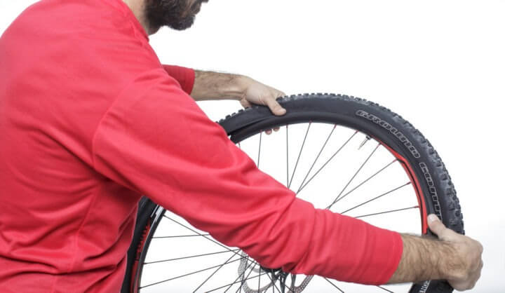 Revisar la presión de las llantas de bicicleta con regularidad