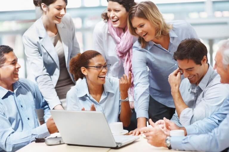 5 trampas potenciales de socializar demasiado en el trabajo