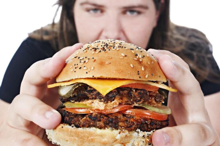 Qué es y cómo superar la adicción a la comida basura