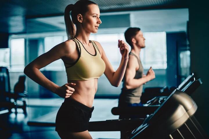 Ventajas de usar la cinta de correr frente al espejo