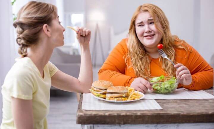 Las personas avergonzadas por your peso tienden a comer more