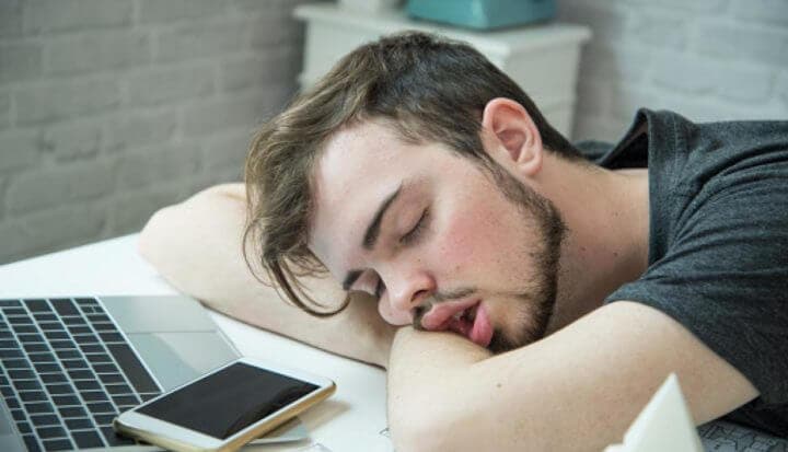 ¿Dormir pokuty de semana snížit los riesgos del sueño atrasado?