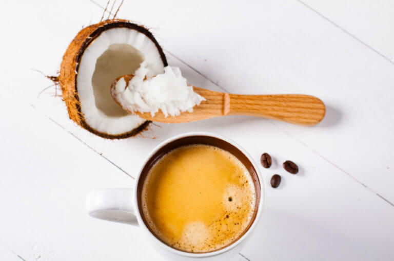 Los beneficios de beber café con aceite de coco