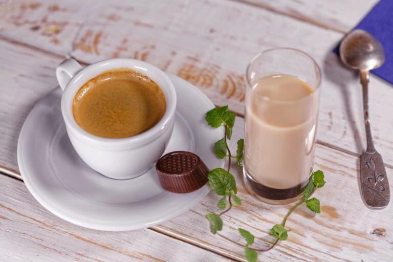 Los beneficios de beber café con aceite de coco