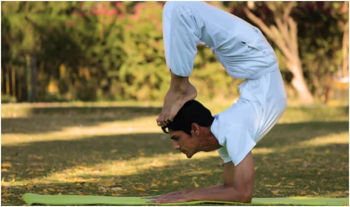 Peligros de las poses espinales en yoga