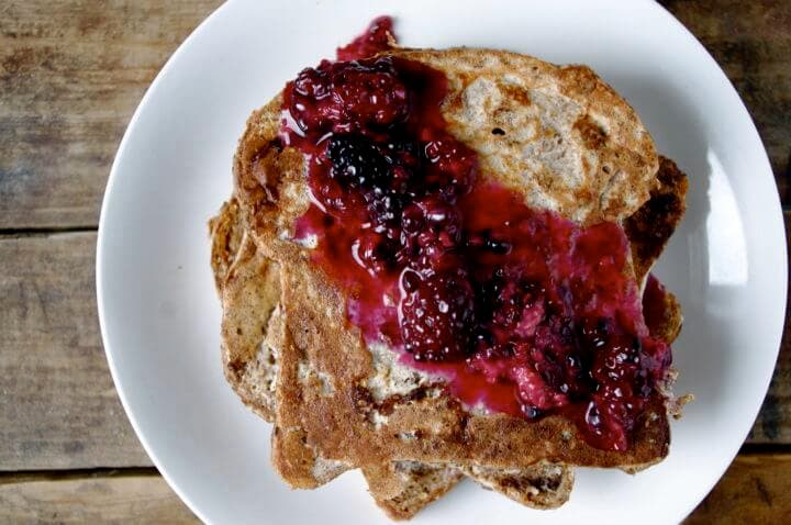 Tostadas francesas con mantequilla de cacahuete y moras
