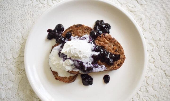 Tostadas francesas con mantequilla de cacahuete yogur griego