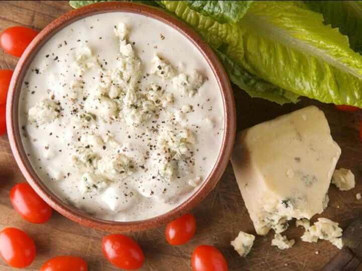 Aderezo cetogénico de queso azul con cebollín