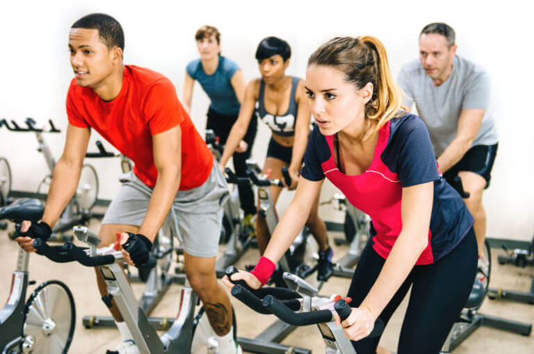 Cómo practicar ciclismo en casa sin necesidad de comprarte una peloton