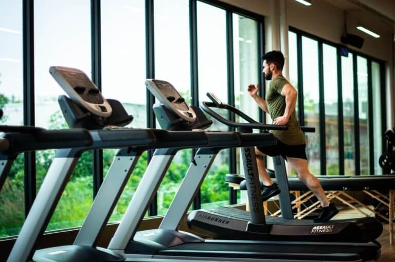 Cómo debe empezar una persona cuando se apunta al gimnasio