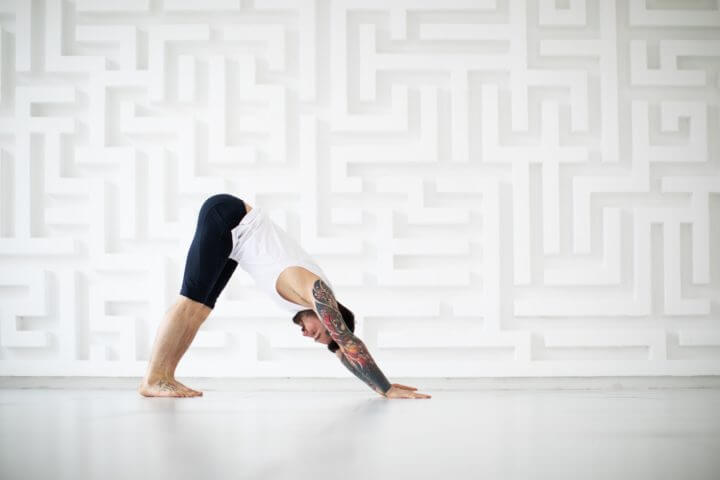 Ejercicio de pilates de toques de espinilla