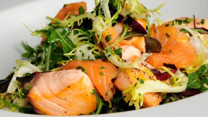 Receta de ensalada de verduras y salmón