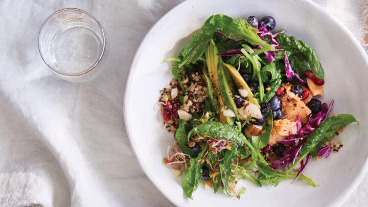 Receta saludable de ensalada de salmón con broccoletti