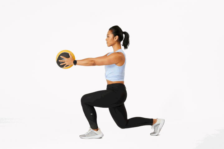 Ejercicio de Pilates de zancada oblicua con equilibrio