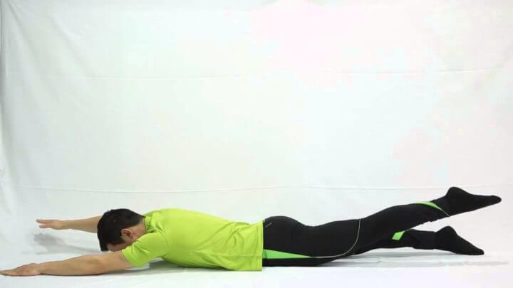 Ejercicio de pilates simulando el nado