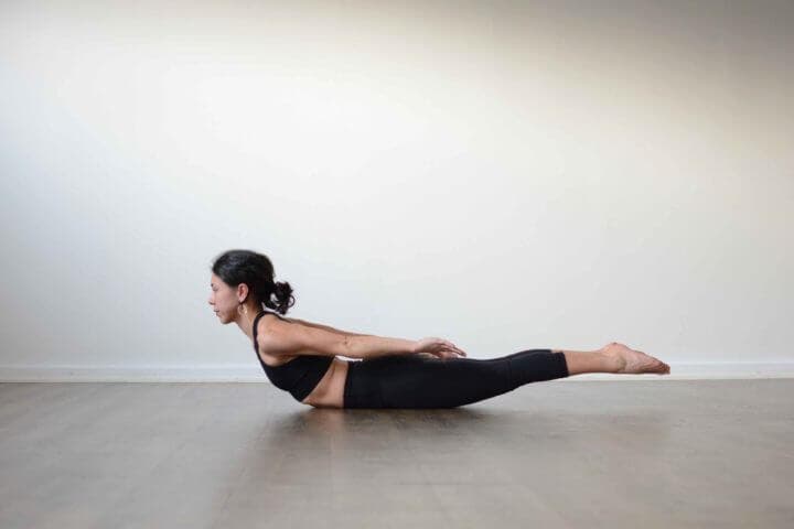 La postura de la langosta fortalece piernas, glúteos y espalda