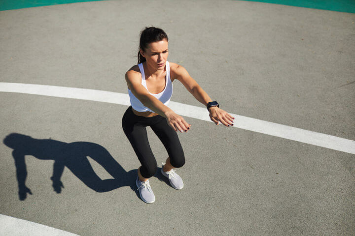 Los saltos en cuclillas son un ejercicio de cardio excelentes