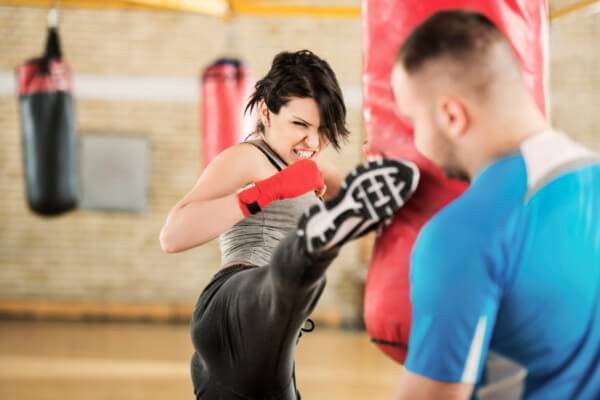 Prepararte para practicar kickboxing en casa