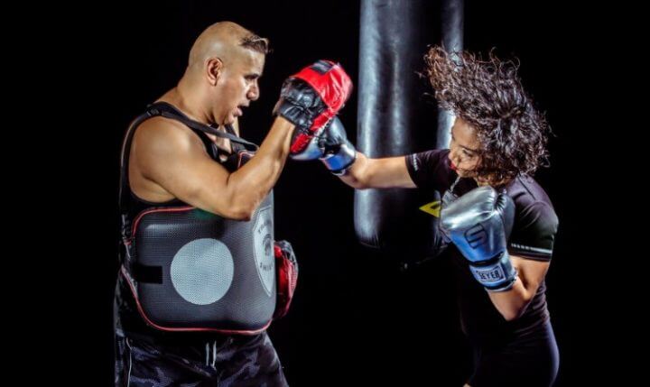 Lanzar un gancho en kickboxing