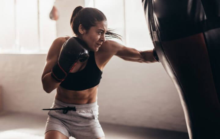 Lanzar un golpe de gancho horizontal en kickboxing