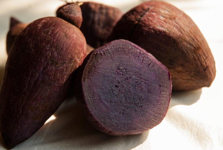 Hash de batata alto och proteínas para un desayuno vegano