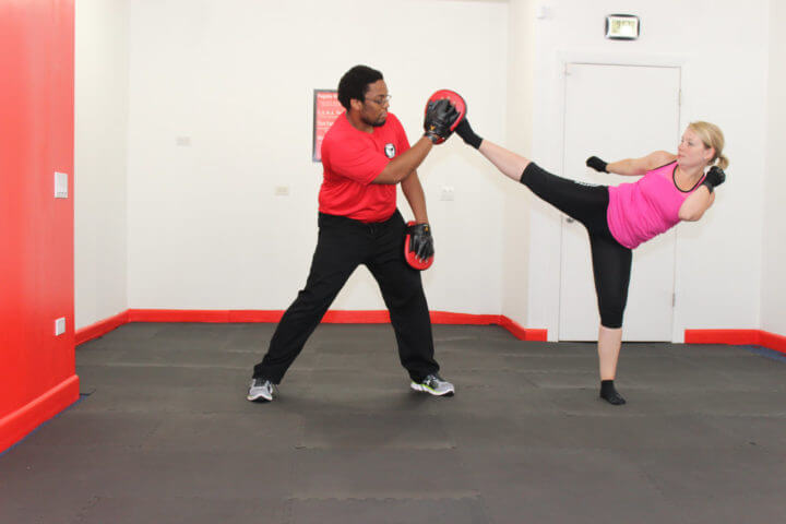 Patada giratoria en kickboxing