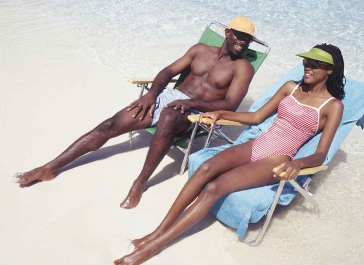 ¿Se puede perder peso tomando el sol?