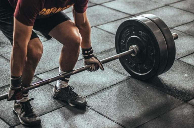 4 señales de que debes aumentar el peso que levantas en el gimnasio