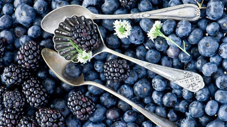 Los beneficios de las frutas azules