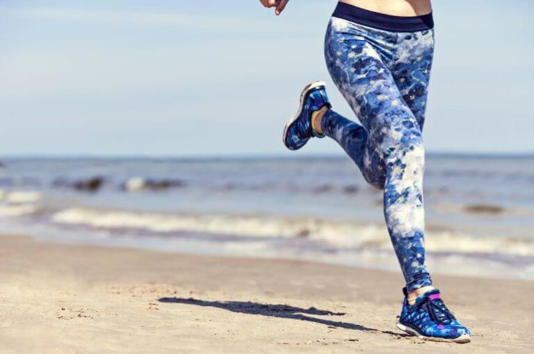 ¿correr por la playa quema más calorías que en superficie lisa?