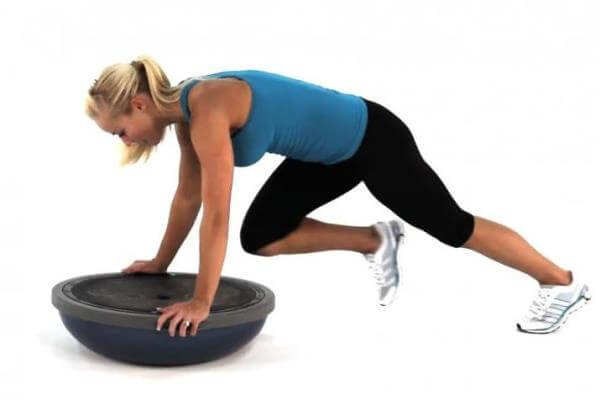 Ejercicio de mountain climbers con el balón BOSU